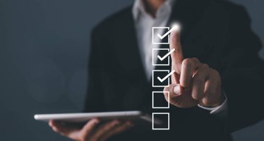 İş adamı, belge iso kontrol listesi ikonunu onaylamak için doğru işareti işaretledi. Kontrol işareti kalite güvencesi veya kalite kontrol veya QC ve iyileştirme, Standartlaştırma ve sertifika.