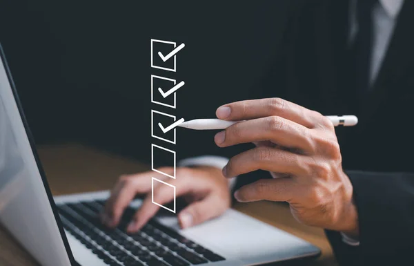 İş adamı, belge iso kontrol listesi ikonunu onaylamak için doğru işareti işaretledi. Kontrol işareti kalite güvencesi veya kalite kontrol veya QC ve iyileştirme, Standartlaştırma ve sertifika.