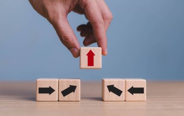 Parmakların kırmızıyı yukarı kaldırması, siyah aşağı ok yönünün tersi, iş konsepti büyüme süreci, tahta bloklama adımları. iş aksaklığı ve liderlik kavramı.