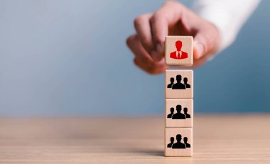 Organizasyon ve takım yapısı küplerle, şirket yönetim ekibiyle, iş örgütü hiyerarşisi iş konseptiyle, başkanlık iş değişimi kontrolüyle sembolize edilir.