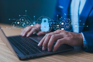 Güvenli siber şifre koruması, kişi dizüstü bilgisayarı online web gizlilik ikonu güvenlik duvarı, virüse karşı siber güvenlik, kilit simgesi ve internet ağ güvenlik teknolojisi kullanıyor. Kişisel bilgiler.