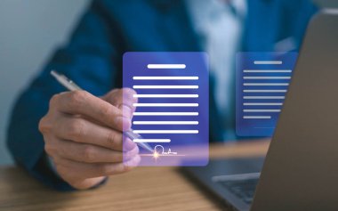 Dijital imza e işareti konsepti, iş belgesi çevrimiçi teknoloji yönetimi elektronik imza akıllı sözleşme yöneticisi, uygulama ile çevrimiçi imza. Cihazdaki e-belgede işadamı imzası.