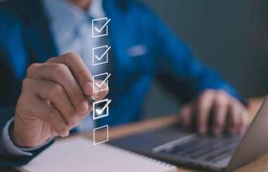 Online anket formu konsepti, işadamı kenesi seçeneği çevrimiçi anket, İnternet sitesinde Müşteri Deneyimleri araştırma anketi, test, kontrol işaretleri ve çevrimiçi form doldurma sorularını yanıtlama.