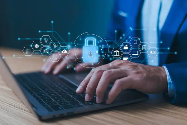 Güvenli siber şifre koruması, kişi dizüstü bilgisayarı online web gizlilik ikonu güvenlik duvarı, virüse karşı siber güvenlik, kilit simgesi ve internet ağ güvenlik teknolojisi kullanıyor. Kişisel bilgiler.