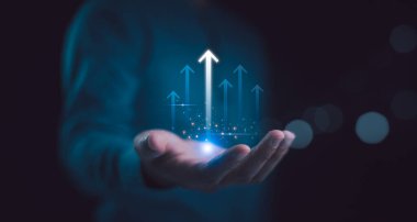 Artan kalkınma grafiği karı veya ekonomik yatırım geliri hedefi ve hedef artış hedefiyle başarı üzerine el ele büyüyen iş stratejisi oku konsepti hedefinin iyileştirilmesi.