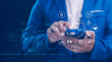İş adamı yapay zeka, engelleme, bulut hesaplama gibi dijital kavramlarla akıllı telefon kullanıyor. Gelecekçi küresel iş ağı, yenilik teknolojisi. Modern iş çözümleri üzerine pazarlama.