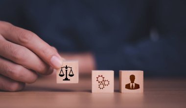 Al Law ya da Al etik iş konsepti. Yapay zeka kodlar geliştiriyor. Uyum, dijital dönüşümdeki iş politikası hedefi ve istenmeyen önyargılara karşı koruma sorumluluğu.