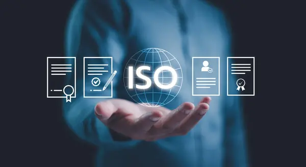 ISO standartları kalite kontrol, güvence ve garanti iş teknolojisi konsepti. Kalite yönetimi gelişimi. Standartlar, sertifika konsepti. Yönetmelik ve standartlara uyum.