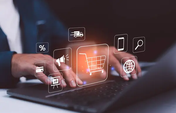 Çevrimiçi alışveriş kavramı, alışveriş arabası ikonu, e-ticaret konsepti olan dizüstü bilgisayar kullanan bir adam, online mağazalardan ürün satın almak için kredi kartları ve internet, ecommerce mağazası, çevrimiçi iş dünyası.