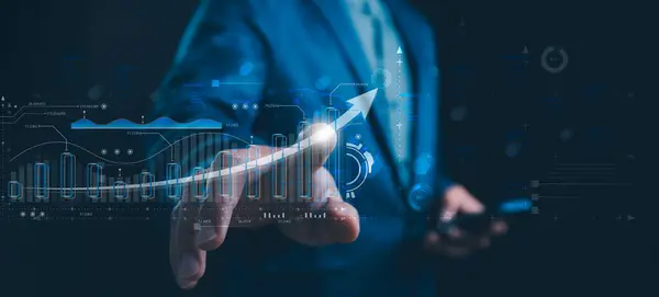 İş veri analiz asistanı teknoloji konsepti, Yapay Zeka, Otomatik Veri Yönetimi Analizi ve İş Raporları 'ndan bir cep telefonu görüntüleme teknolojisi tutan işadamı.