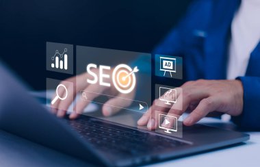 İş adamları SEO araçlarını kullanırlar. Görüş mesafesinin artırılması, stratejik optimizasyon teknikleri yoluyla arama motoru sıralamalarına egemen olmak, daha fazla başarı için dijital pazarlama çabaları.