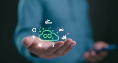 Bir işadamı, CO2 emisyonlarını azaltma, karbon ayak izlerini azaltma ve küresel ısınmayla mücadele amaçlı karbon kredilerini azaltma amaçlı stratejiler sunuyor. Bu BCG sürdürülebilirlik kavramı ile aynı hizaya gelir.