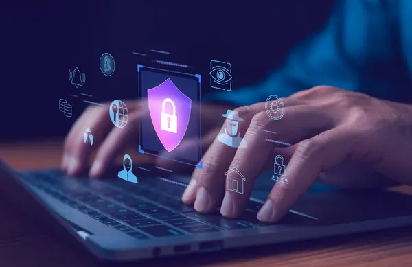 Verileri korumak için siber güvenlik ve gizlilik kavramları. Simge ve internet ağ güvenlik teknolojisini kilitle. Sanal ekranda Siber Güvenlik, Bilgi Gizliliği, İnternet ve Teknoloji Konsepti.