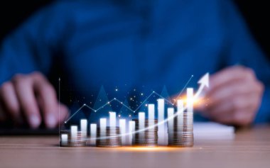 Finansal büyüme ya da artan faiz oranları. İmaj, yatırım başarısı ve kâr artışı kavramını vurguluyor. Yatırım getirileri, gelir, vergi, mevduat, Tasarruf Hesabı, Banka Parası, Stok.