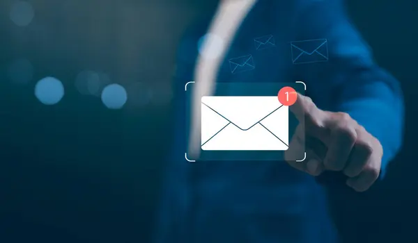 Yeni e-posta bildirim kavramı. E-posta pazarlama iletişimi ve dijital. Gelen kutusu, elektronik mesaj uyarısı alıyorum. İş adamları sanal ekranda e-postaya dokunur. İnternet teknolojisi.