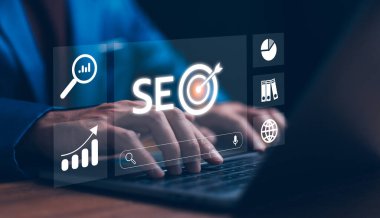 İş adamları SEO araçlarını kullanırlar. Görüş mesafesinin artırılması, stratejik optimizasyon teknikleri yoluyla arama motoru sıralamalarına egemen olmak, daha fazla başarı için dijital pazarlama çabaları.