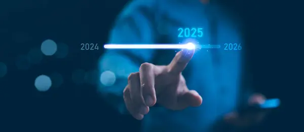 İşadamı 2024 'ten 2025' e kadar ilerleme, 2025 Konsepti 'nde planlama ve meydan okuma stratejisine değindi. 2025 'te yeni bir iş kurulacak. 2025 2026 'ya yükleniyor, takvim tarihi, yıl sonu