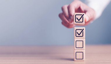 Kontrol listesi kavramı, iş adamı kontrol listesi işaretli cevap işareti işaretli kutuda doğrulama çevrimiçi anket kalite kontrol belgesi, adam işaretli kutuda doğru işaret işaretini işaretlemek için kalem kullanır.