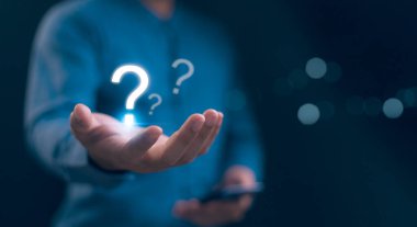 SSS soru işareti tutan eller. Soru işareti ve problem çözme konsepti. İş sorularına cevap arıyorum. Yaratıcılık ve fikirler, sorular ve cevaplar sordu. Beyin fırtınası ve problem çözme.