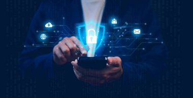 Verileri korumak için siber güvenlik ve gizlilik kavramları. Simge ve internet ağ güvenlik teknolojisini kilitle. Sanal ekranda Siber Güvenlik, Bilgi Gizliliği, İnternet ve Teknoloji Konsepti.