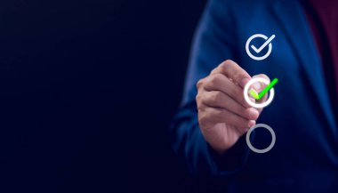 Kontrol listesi konsepti, İşadamı işareti kutucukları, araştırma formu, kontrol listesindeki işaretler, çevrimiçi form doldurma ve soruları cevaplama. İşletme çalışanlarının güvenlik prosedürlerini izleyerek seçenekleri listele.