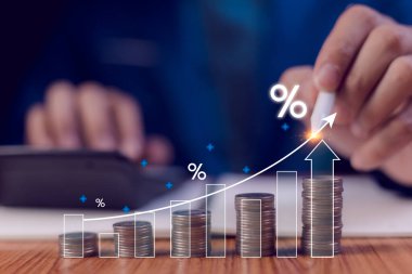 Banka fiyatları yükseltir. Faiz oranı ve kar payı kavramı, yüksek yatırımcılar geri dönüş arayışında. Karşılıklı fonlar kâr paylarını artırır. Gelir hesaplanıyor ve yüzde bazında yatırım getiriliyor. Emeklilik büyümesi vurgulandı.