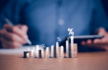 Banka faiz oranını yükseltti, yüksek yatırımcılar para iade yatırımı yaptı. Yatırım fonu stratejisi kâr paylarını artırır. İş dünyası, başarılı bilgi finans sermayesi. gelir emekliliği büyüyecek