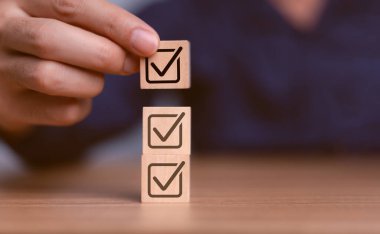 Kontrol listesi kavramı, iş adamı kontrol listesi işaretli cevap işareti işaretli kutuda doğrulama çevrimiçi anket kalite kontrol belgesi, adam işaretli kutuda doğru işaret işaretini işaretlemek için kalem kullanır.