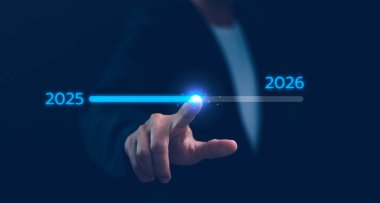 İşadamı 2025 'ten 2026' ya kadar olan yükleme sürecine değindi, 2025 Konseptinde planlama ve meydan okuma stratejisi. 2025 'te yeni bir iş kurulacak. 2025 2026 'ya yükleniyor, takvim tarihi, yıl sonu