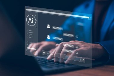 İş adamı, soru-cevap ve müşteri desteği için sanal ekranda Chatbot 'u olan bir laptop kullanıyor. Yapay zeka, makine öğrenimi ve iş otomasyon teknolojisi kavramı.