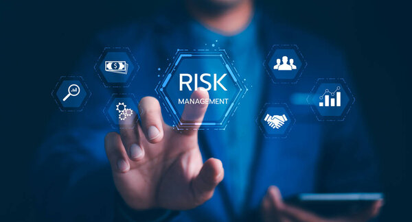 Управление рисками: навигация по будущим бизнес-вызовам с помощью стратегических решений. Бизнесмен с цифровой оценкой рисков, финансовой защитой, анализом данных, для непрерывности бизнеса и безопасности.