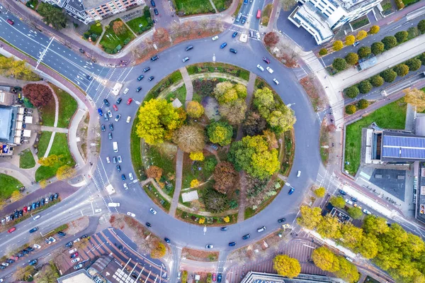 Een rotonde in de herfst van bovenaf gezien