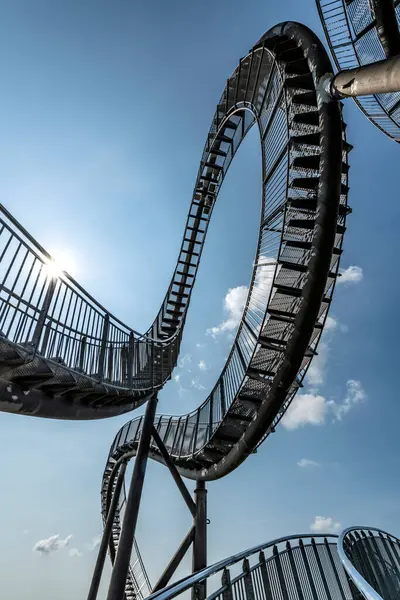 De vorm van een Loopbrug 'daki Een kunstinstlatie en memorument (döngüler))