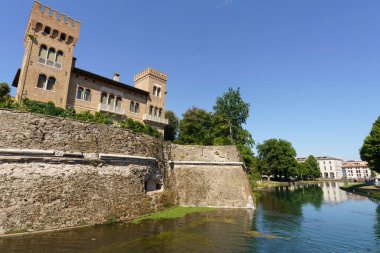 Treviso, Veneto, İtalya 'daki tarihi binaların dışında.