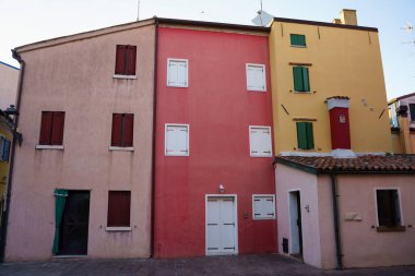 Venedik, Veneto, İtalya 'da Caorle' nin tipik renkli evleri