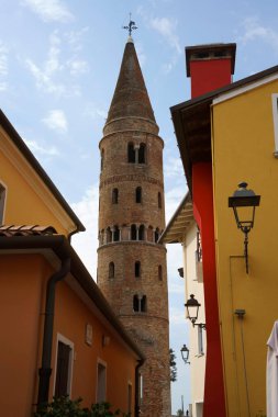 Venedik, Veneto, İtalya 'da Caorle' nin tipik renkli evleri