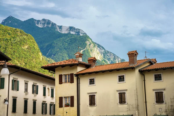 Venzone, Udine 'deki tarihi binaların dışı, Friuli-Venezia Giulia, İtalya