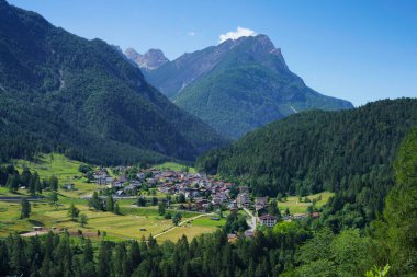 Pieve di Cadore 'daki dağ manzarası, Belluno ili, Veneto, İtalya, yazın, bisiklet yolunda