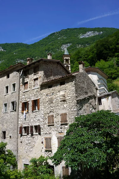 Termine di Cadore 'daki dağ manzarası, Belluno ili, Veneto, İtalya, yazın, bisiklet yolunda