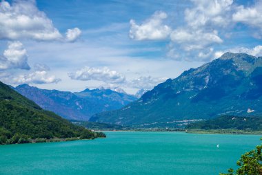 Santa Croce Gölü, Belluno ili, Veneto, İtalya, yaz mevsiminde.