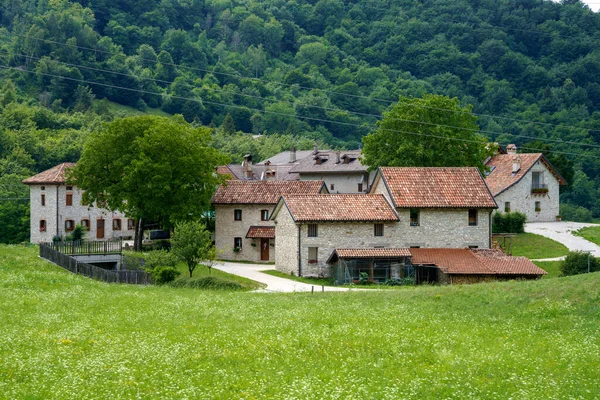 意大利威尼托Treviso省与Belluno省之间的山区公路San Boldo过境点 — 图库照片