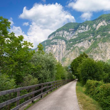 Bassano del Grappa 'dan Trento' ya Valsugana bisiklet yolu boyunca yaz manzarası