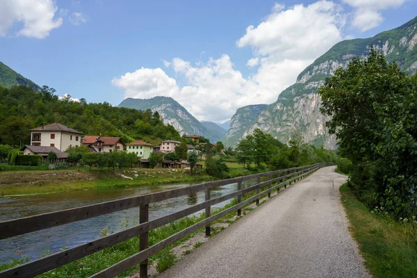 从Bassano Del Grappa到Trento的Valsugana自行车道沿线的夏季风景 — 图库照片