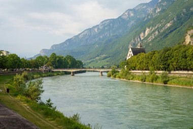 Trento, Trentino-Alto Adige, İtalya yakınlarındaki Adige nehrinin bisiklet yolu boyunca yaz manzarası
