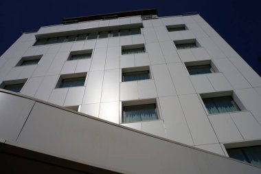 Milano, Lombardiya, İtalya 'da Certosa şişesi boyunca modern bina cephesi