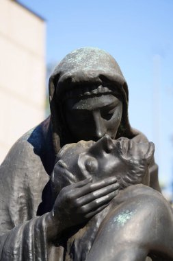 Milan, Lombardy, İtalya 'da Cimitero Maggiore olarak bilinen mezarlıkta bir mezar.