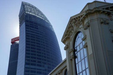 Şehir yaşamı, Milan 'daki modern park, Lombardy, İtalya, Üç Kuleli