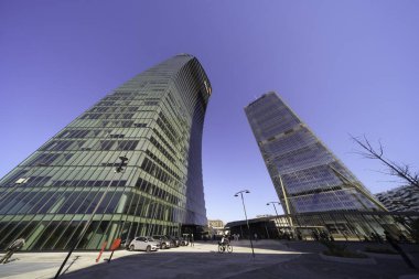 Şehir yaşamı, Milan 'daki modern park, Lombardy, İtalya, Üç Kuleli