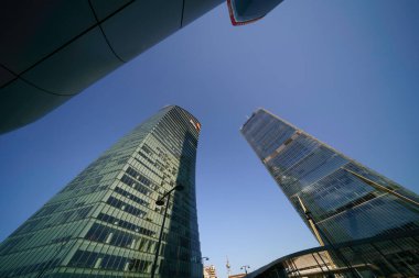 Şehir yaşamı, Milan 'daki modern park, Lombardy, İtalya, Üç Kuleli