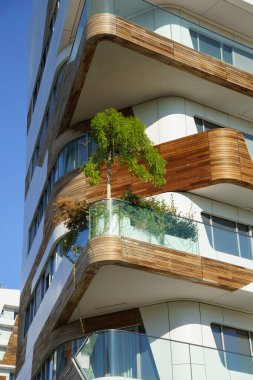 Şehir yaşamı, Milan 'daki modern park, Lombardy, İtalya, Üç Kuleli